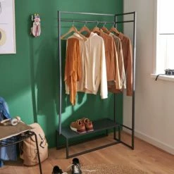 Mob In Valets De Nuits Et Portants Portant Vêtements En Métal Noir